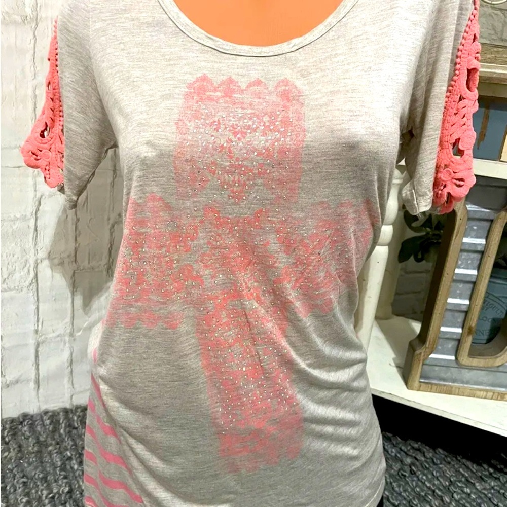 Buckle Daytrip Crochet Sleeves Embellished  Cross Top Sz M NWT!